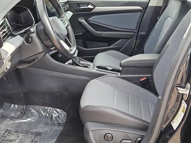 Used 2025 Volkswagen Jetta SE FWD image 16