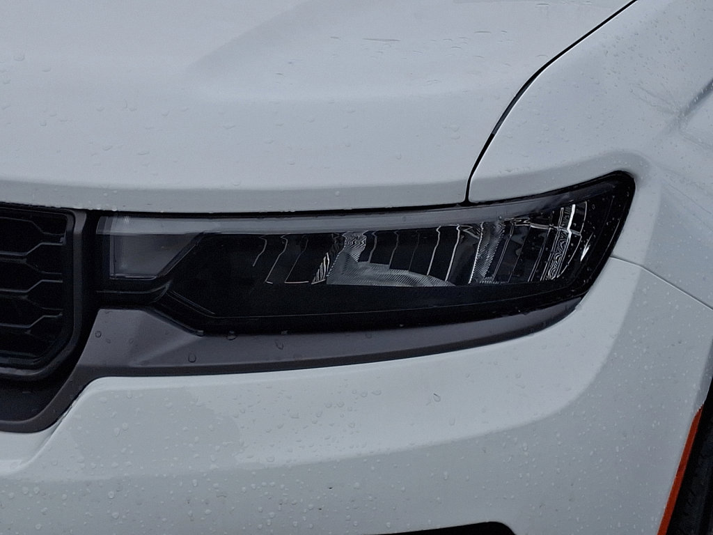 New 2026 Jeep Grand Cherokee Altitude image 4