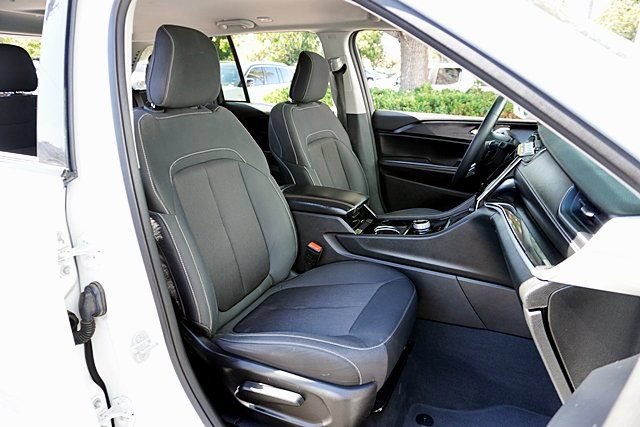 Certified 2023 Jeep Grand Cherokee Laredo RWD image 13