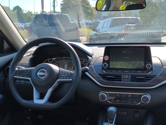 Used 2025 Nissan Altima 2.5 SV FWD image 24