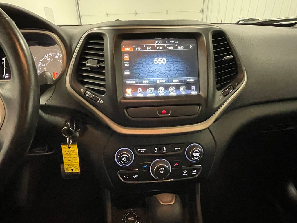 Used 2017 Jeep Cherokee Latitude w/ Cold Weather Group AWD/4WD image 29