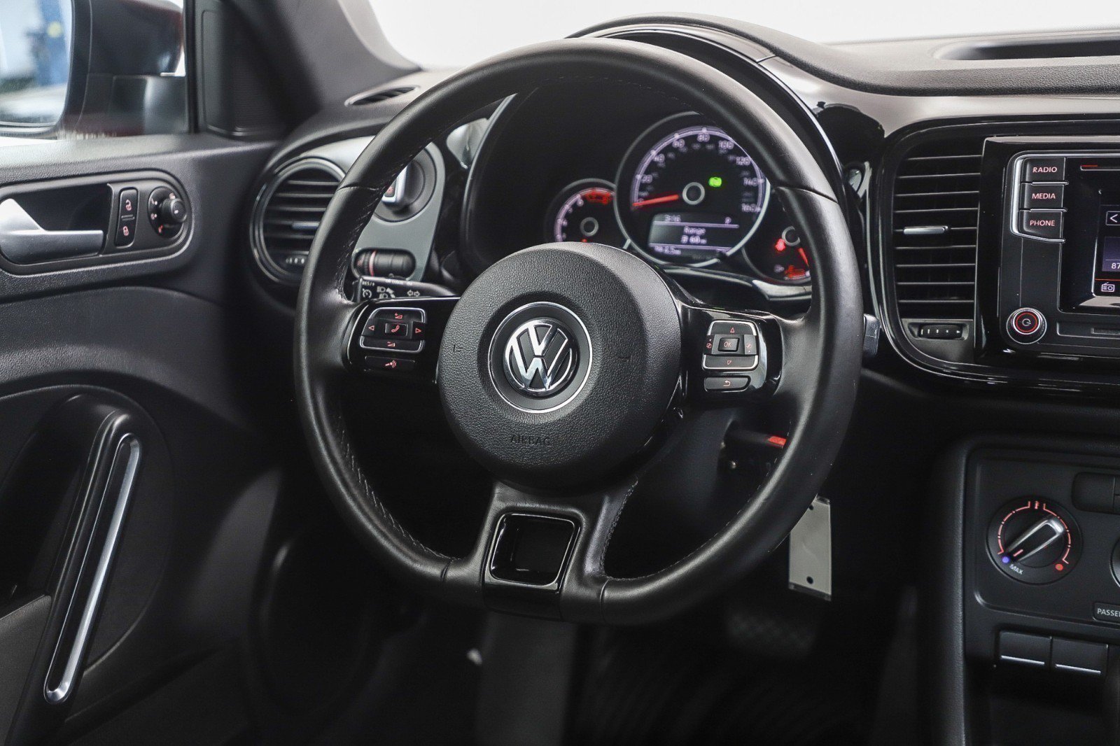 Used 2018 Volkswagen Beetle 2.0T S FWD image 16