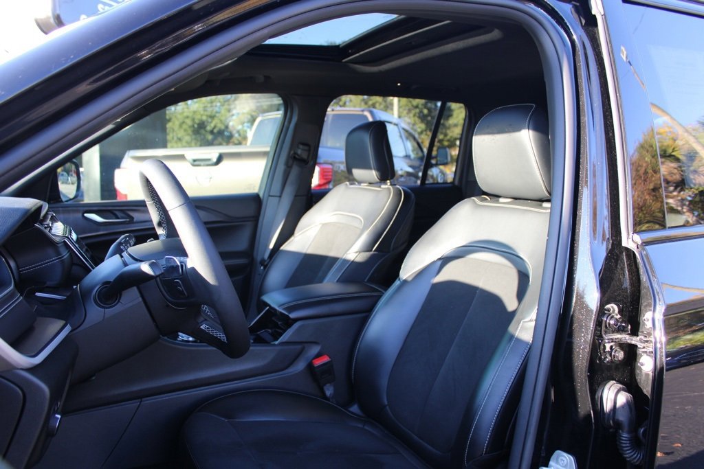 Used 2023 Jeep Grand Cherokee Altitude image 8