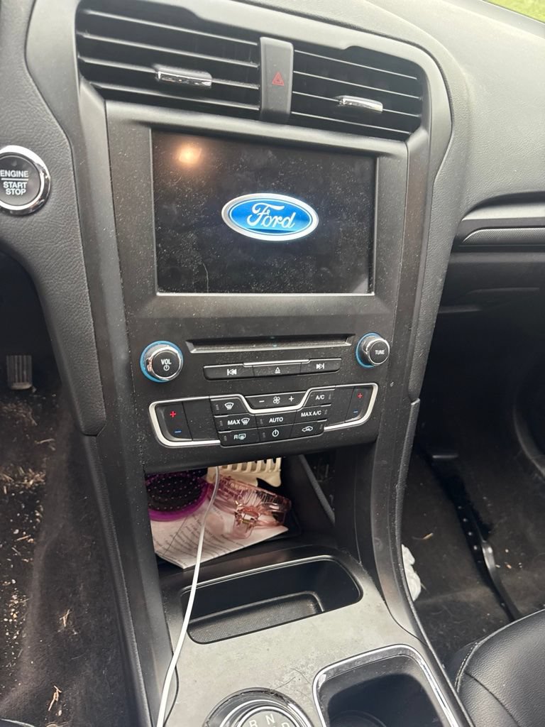 Used 2018 Ford Fusion SE w/ Equipment Group 201A FWD image 12