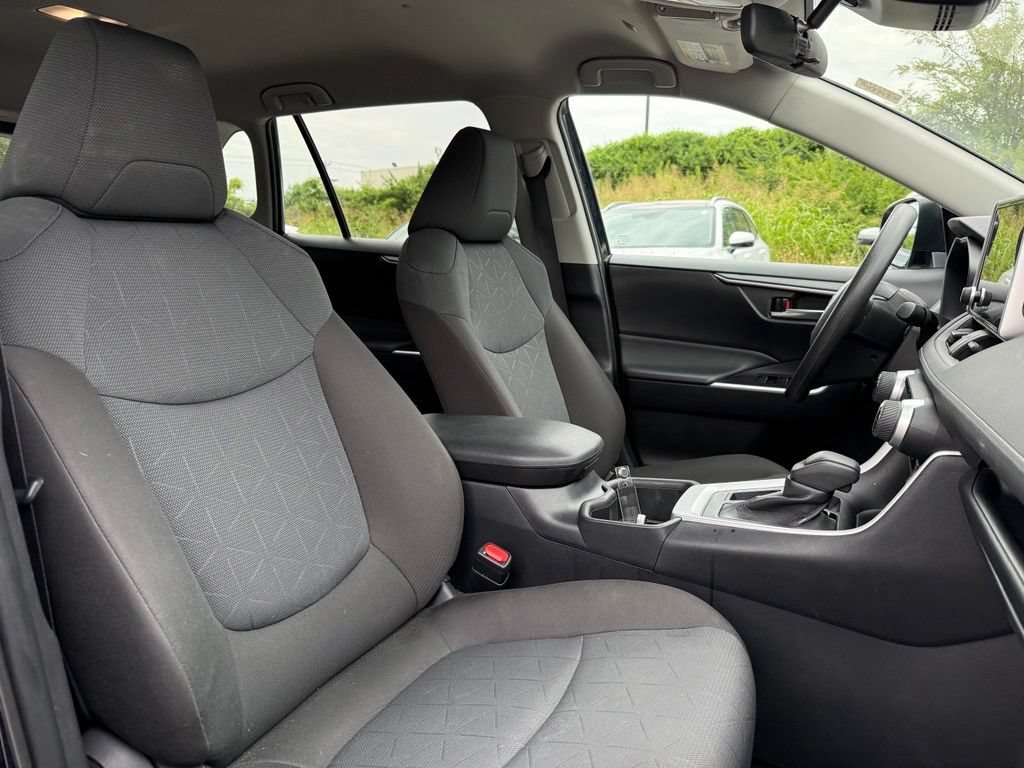 Used 2025 Toyota RAV4 XLE FWD image 18