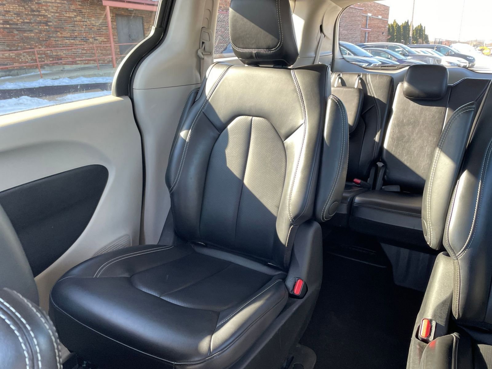 Used 2023 Chrysler Pacifica Touring-L image 41