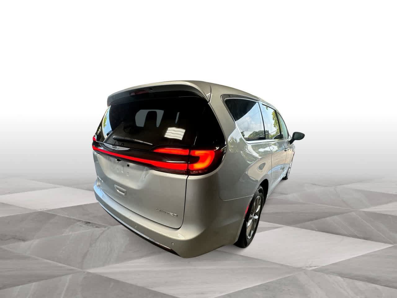 Used 2026 Chrysler Pacifica Limited FWD image 8