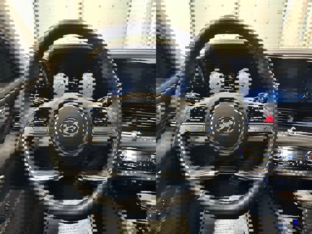 Used 2025 Hyundai Elantra SEL w/ Cargo Package image 18