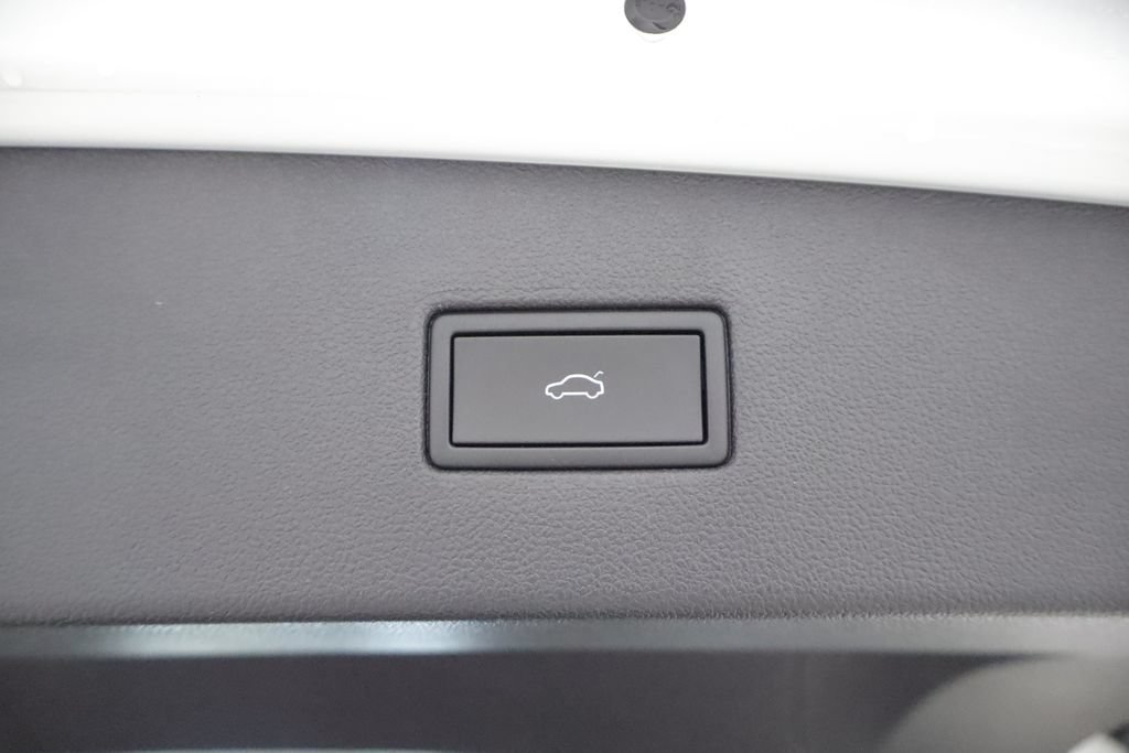 Used 2023 Volkswagen Tiguan SE R-Line FWD image 17