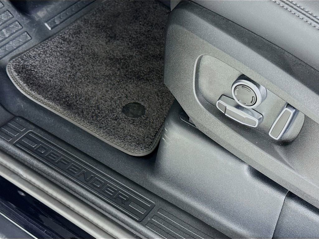 Used 2025 Land Rover Defender 130 X-Dynamic SE image 18