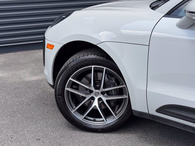 Certified 2022 Porsche Macan AWD/4WD image 12