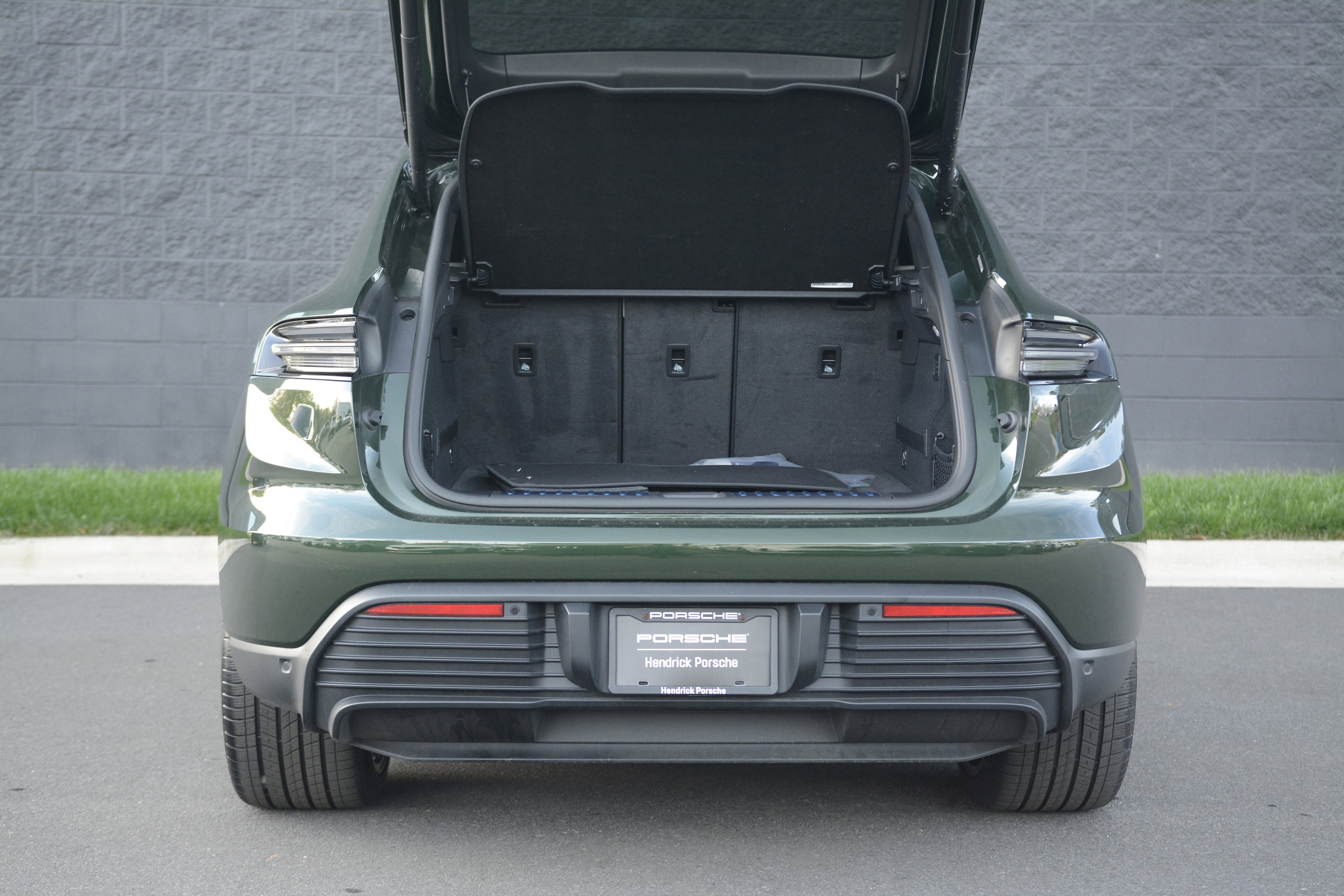 Certified 2025 Porsche Macan 4 Electric image 41