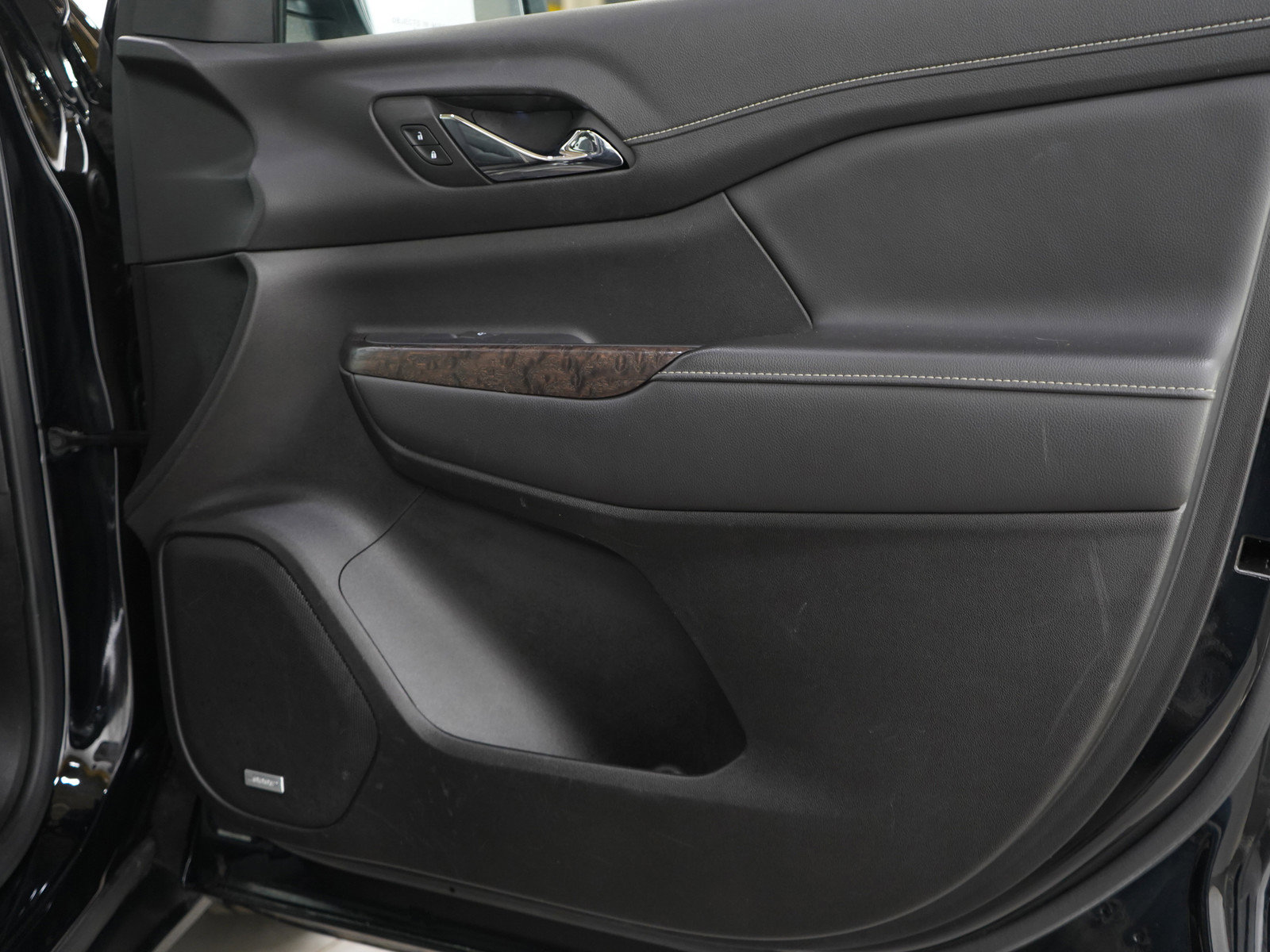 Used 2022 GMC Acadia Denali w/ Denali Ultimate Package image 9