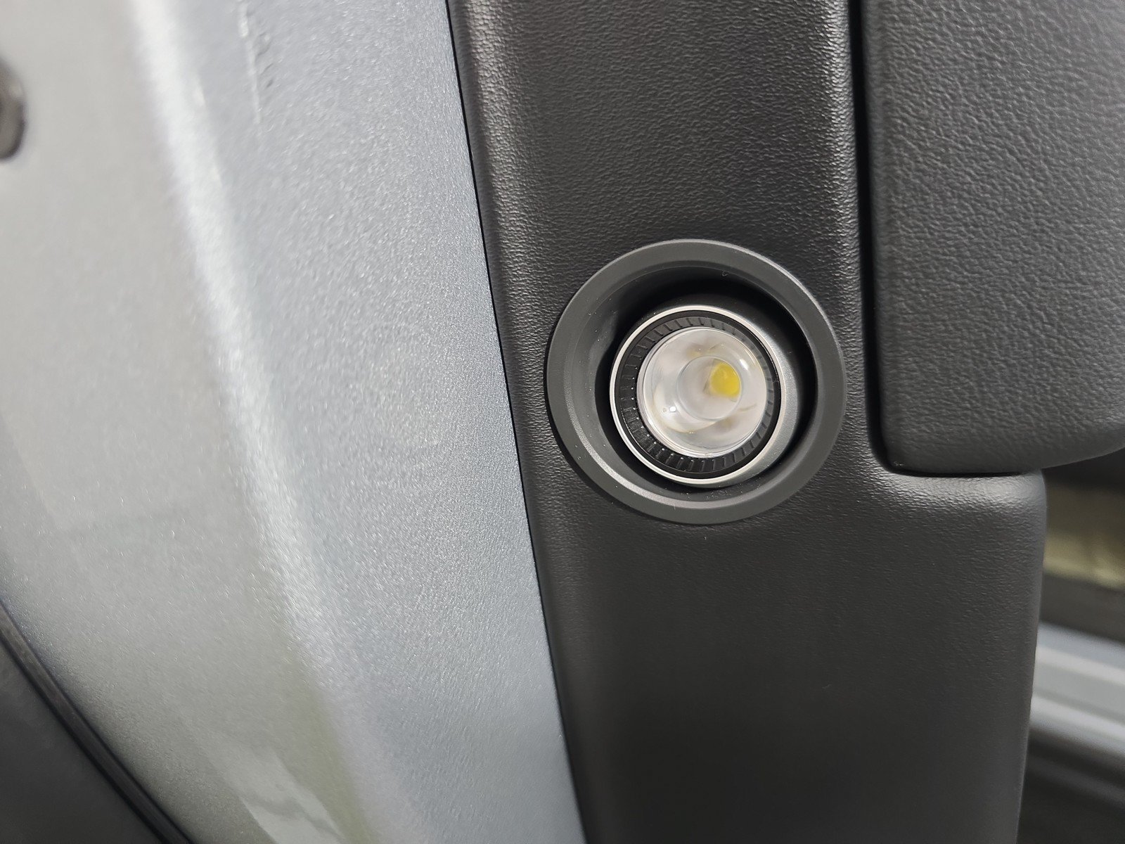Used 2024 Rivian R1S Adventure AWD/4WD image 32