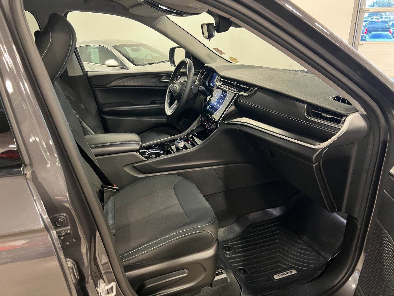 Used 2023 Jeep Grand Cherokee Laredo image 35