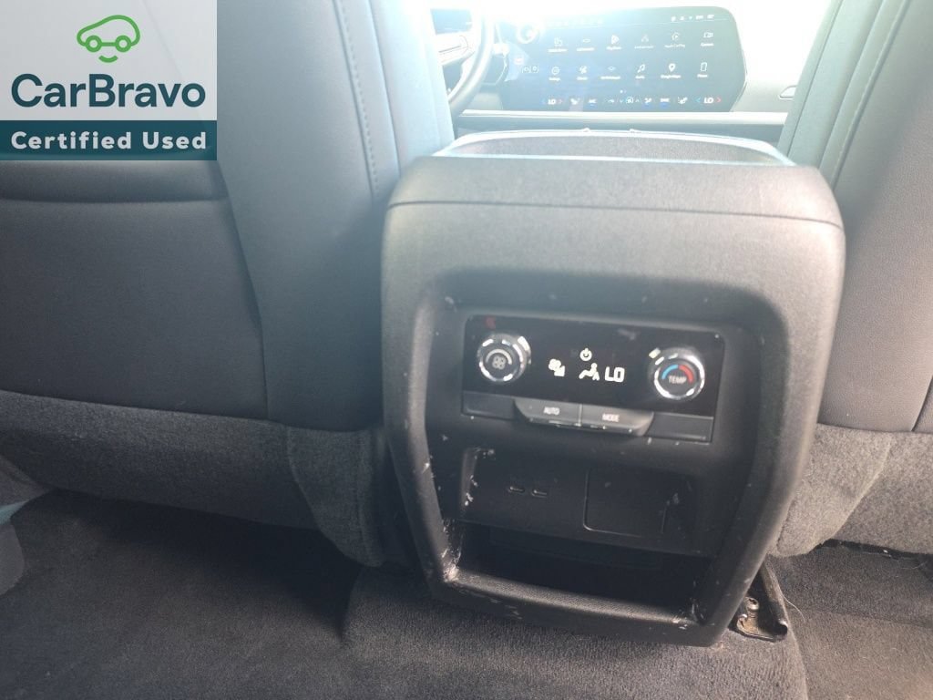 Used 2025 Chevrolet Traverse LT FWD image 23