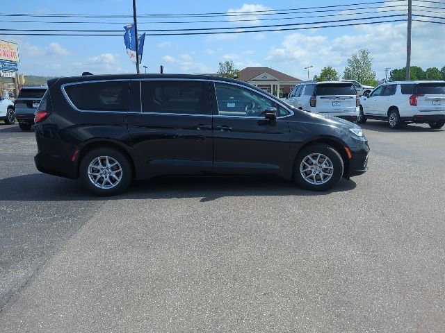 Used 2024 Chrysler Pacifica Touring-L FWD image 27