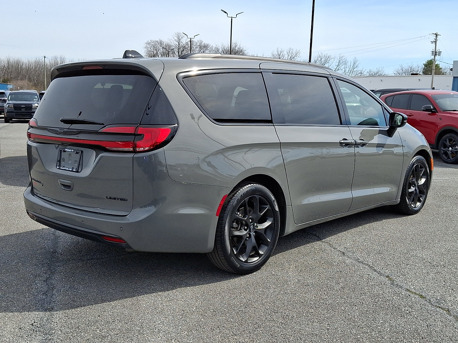 Used 2025 Chrysler Pacifica Limited FWD image 6