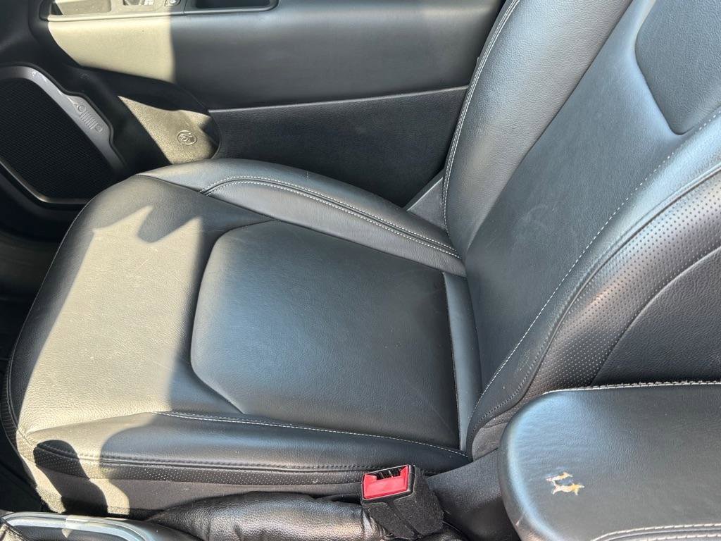 Used 2019 Jeep Renegade Limited w/ UConnect 8.4 Nav Group AWD/4WD image 12