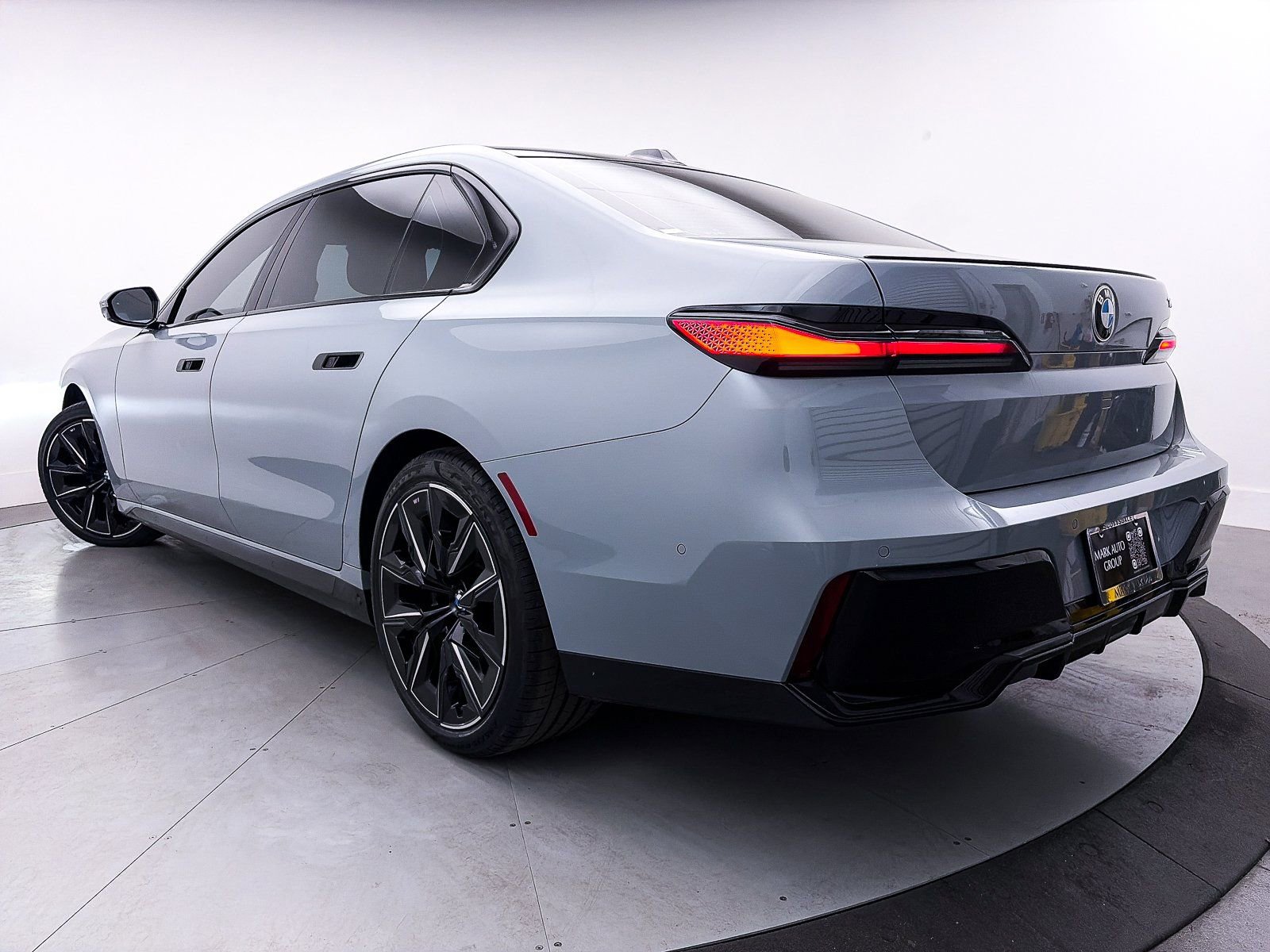 Used 2023 BMW 740i w/ Executive Package image 17