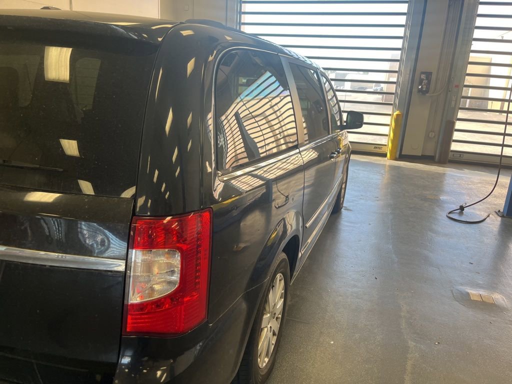 Used 2015 Chrysler Town & Country Touring FWD image 25