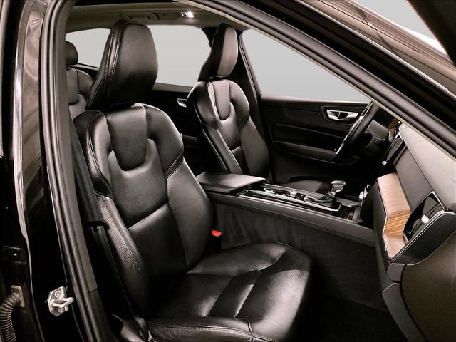 Used 2021 Volvo XC60 T5 Momentum w/ Premium Package AWD/4WD image 7
