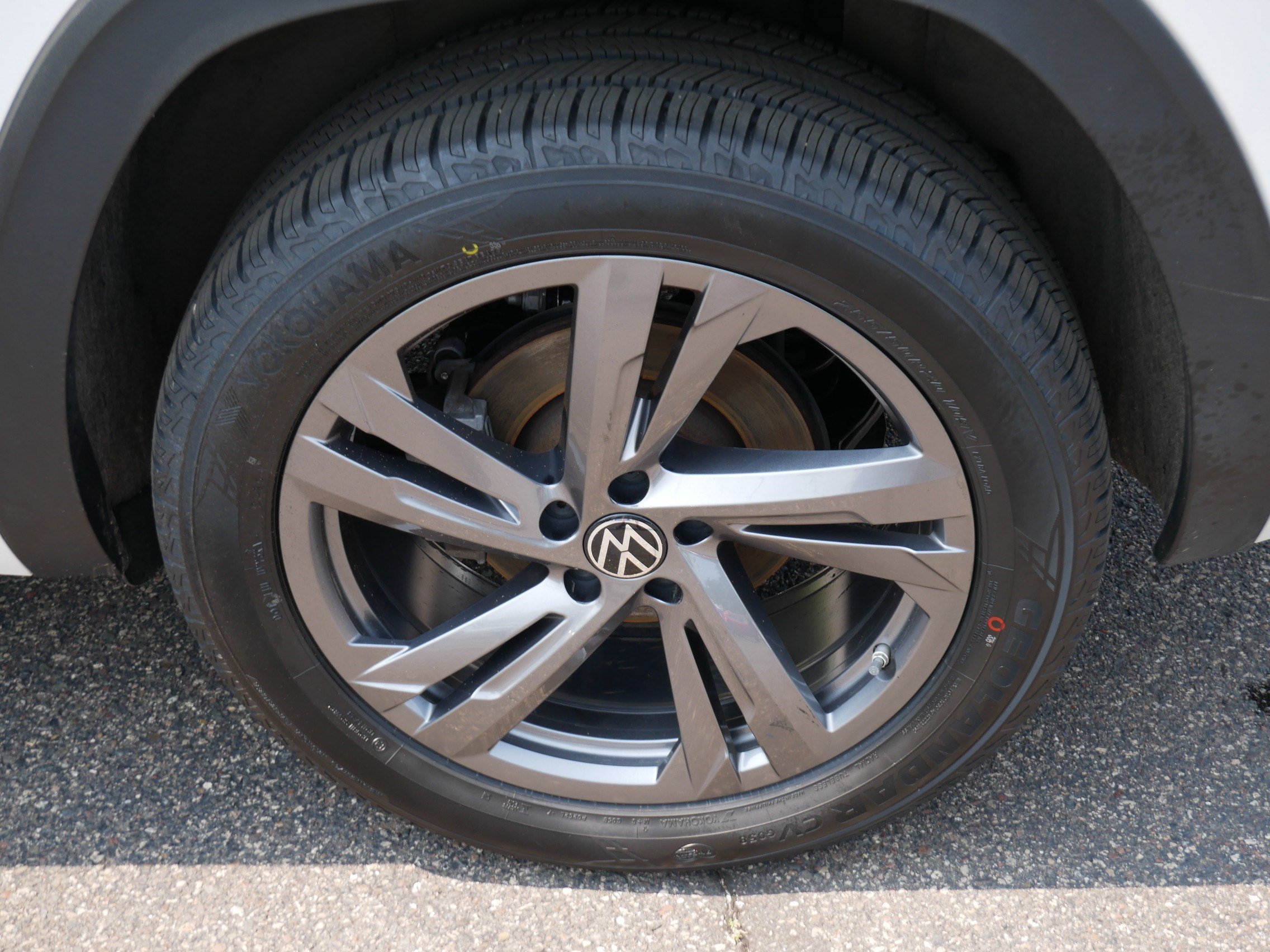 Certified 2024 Volkswagen Atlas Cross Sport SEL R-Line AWD/4WD image 15