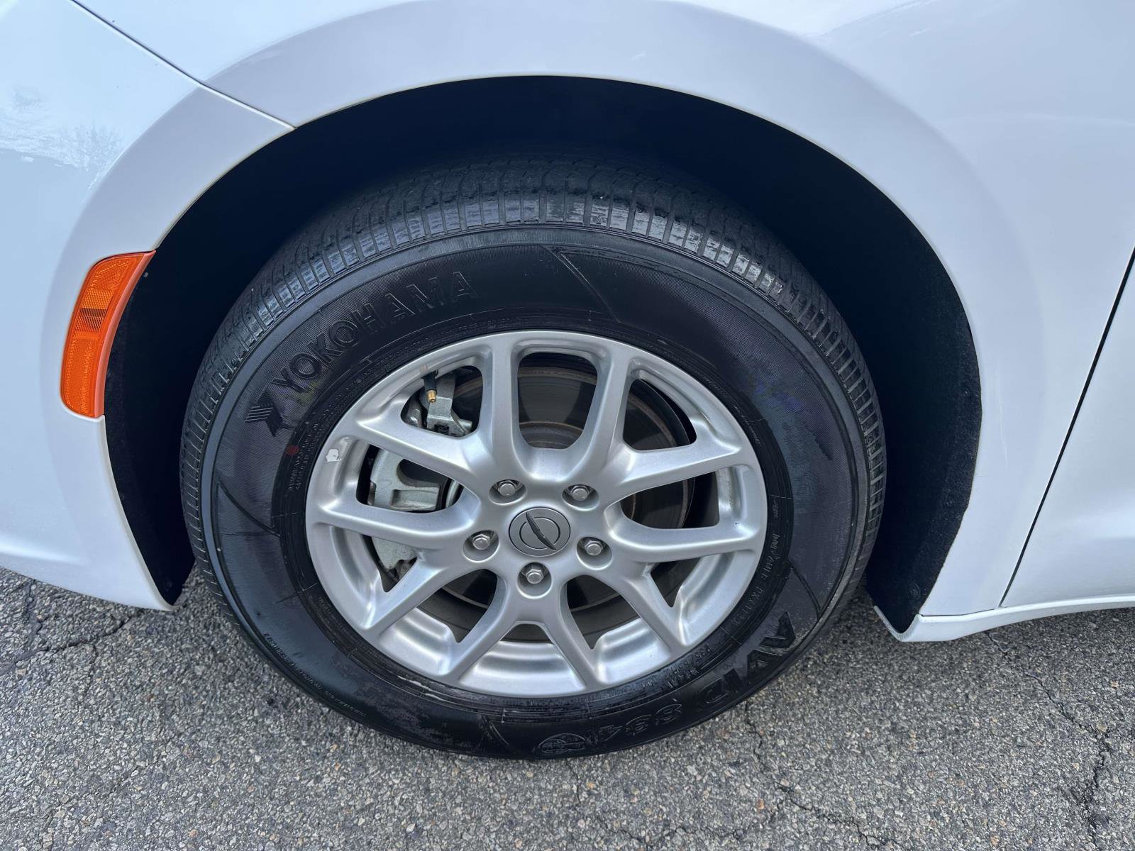 Used 2024 Chrysler Pacifica Touring-L image 7