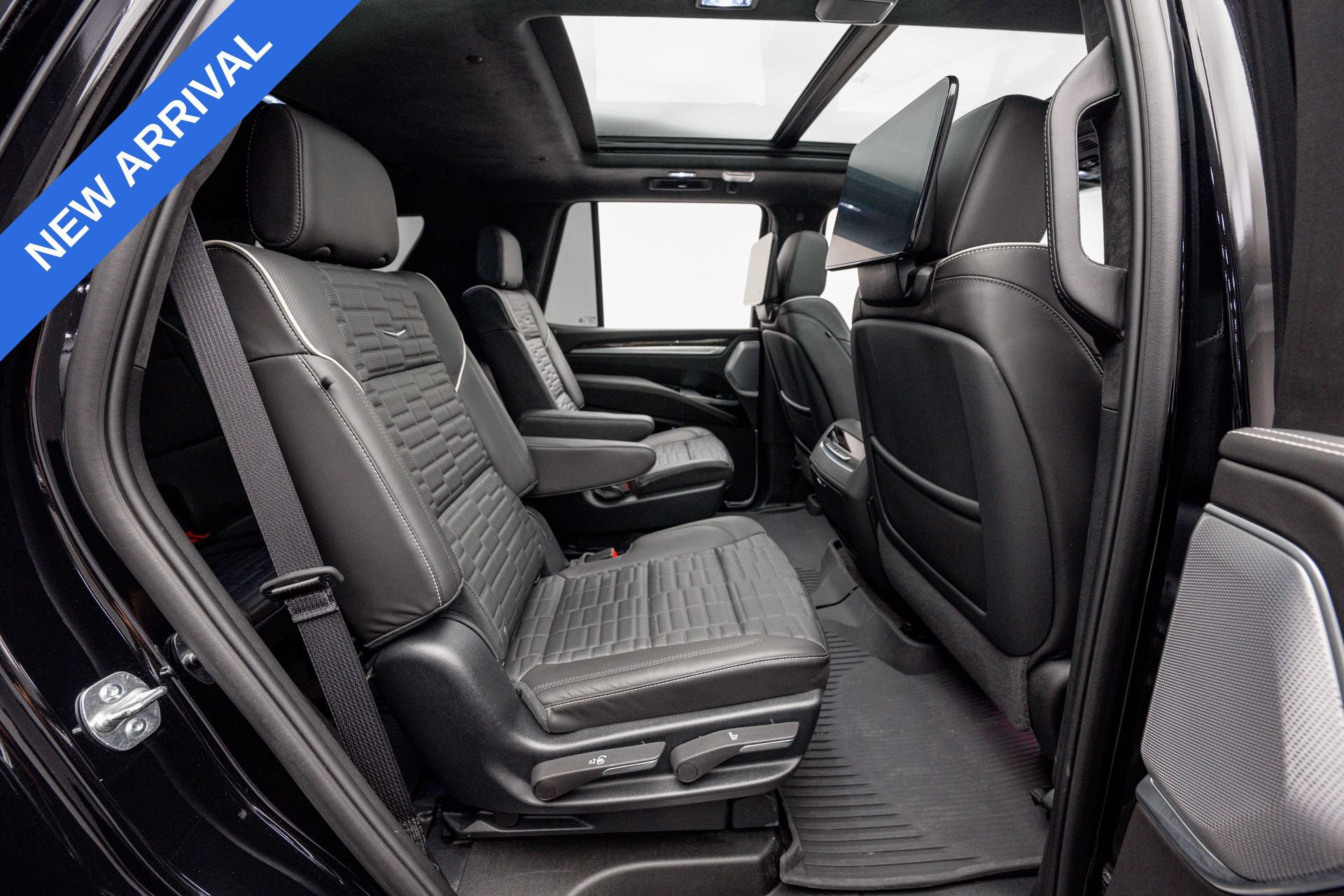 Used 2025 Cadillac Escalade Sport Platinum w/ LPO, Floor Liner Package AWD/4WD image 19