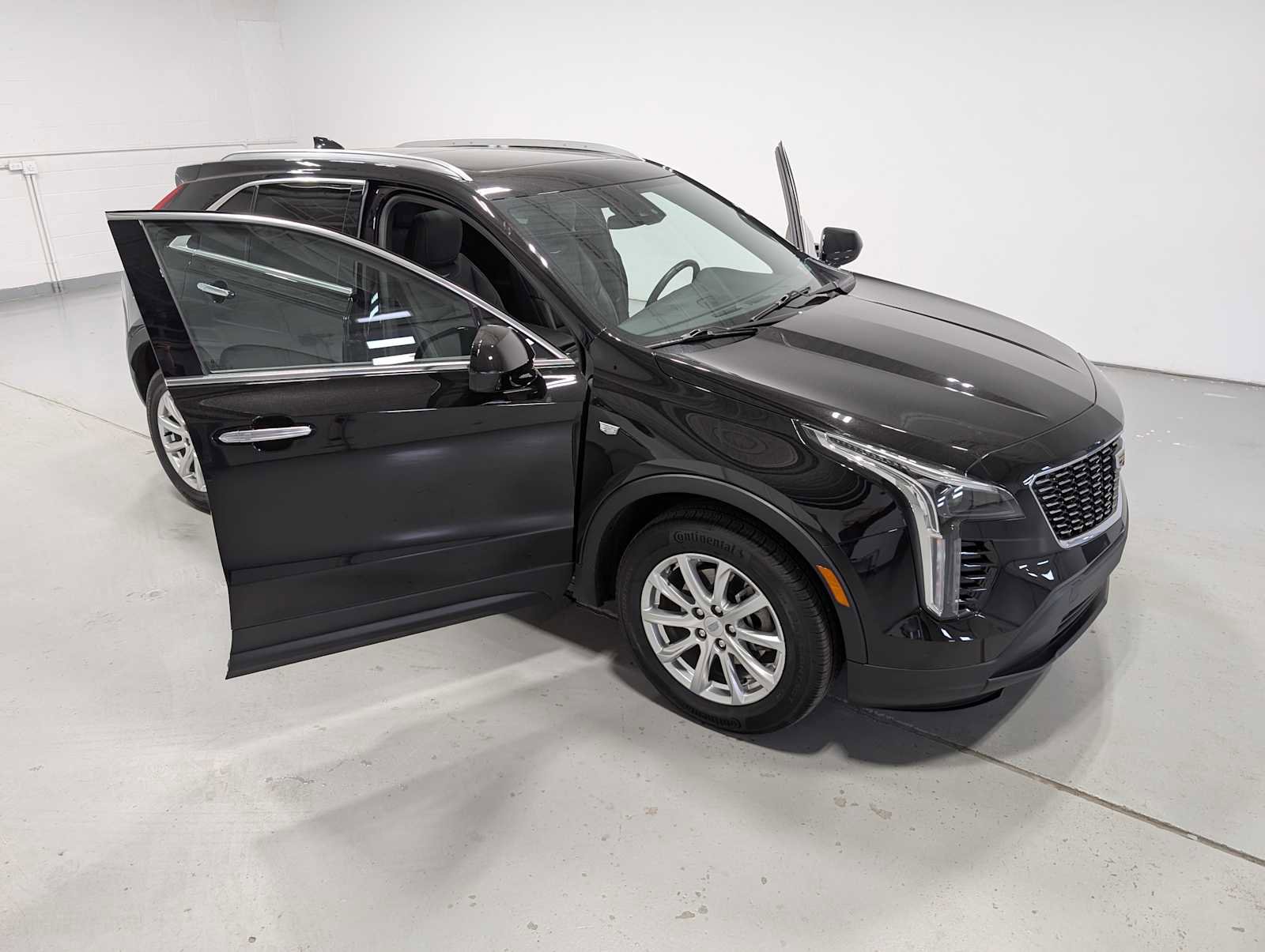 Used 2023 Cadillac XT4 Luxury w/ Cold Weather Package FWD image 16