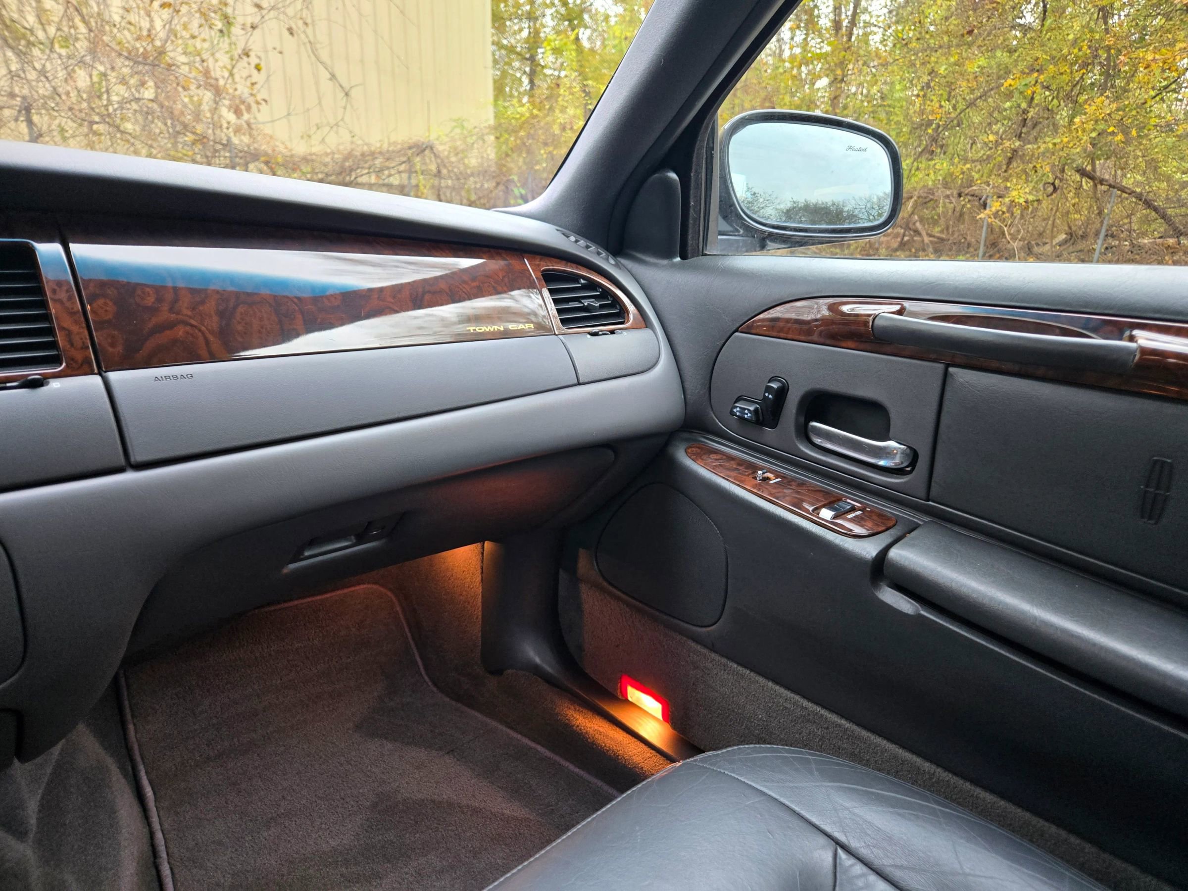 Used 2000 Lincoln Town Car Executive RWD image 17