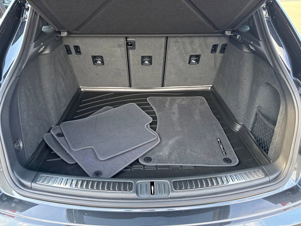 Used 2025 Porsche Macan Base image 23