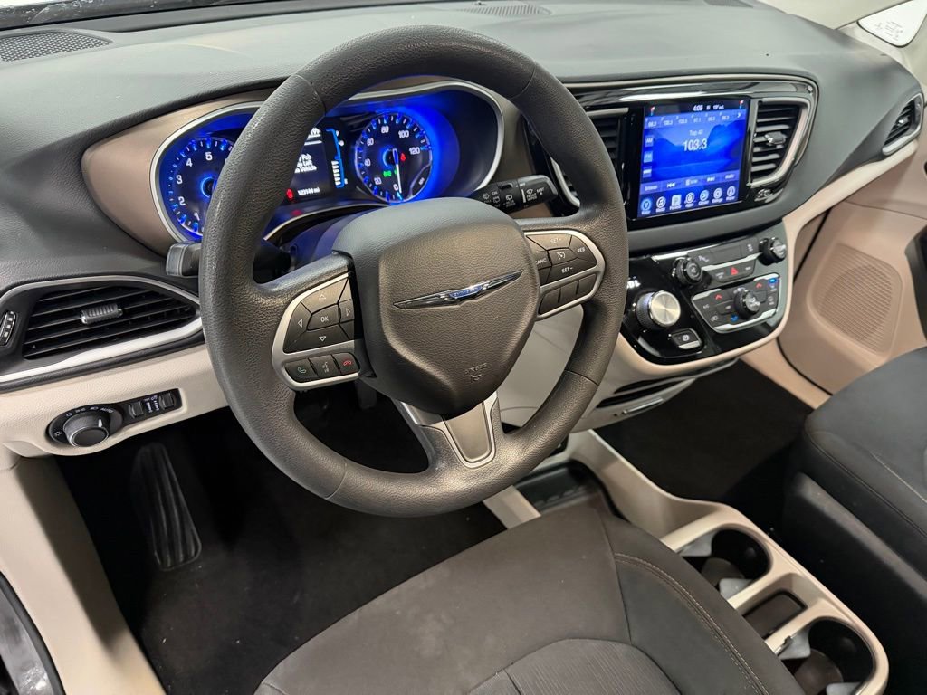 Used 2017 Chrysler Pacifica Touring image 9