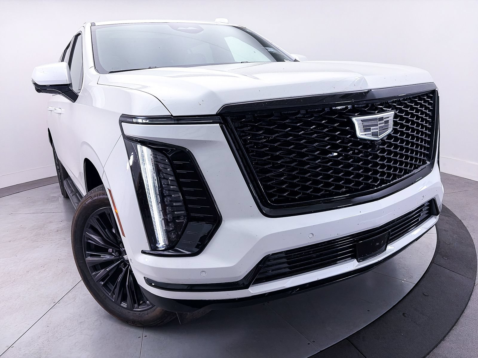 Used 2025 Cadillac Escalade ESV Sport w/ LPO, ONYX Package AWD/4WD image 11