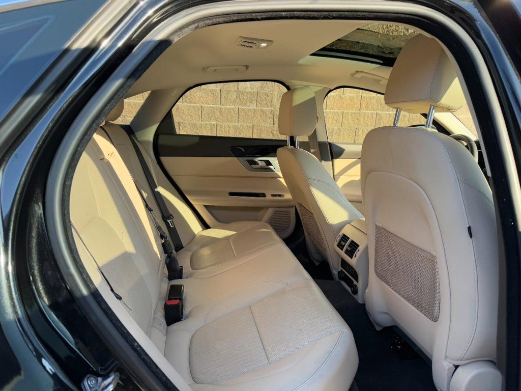 Used 2018 Jaguar XF Prestige image 10