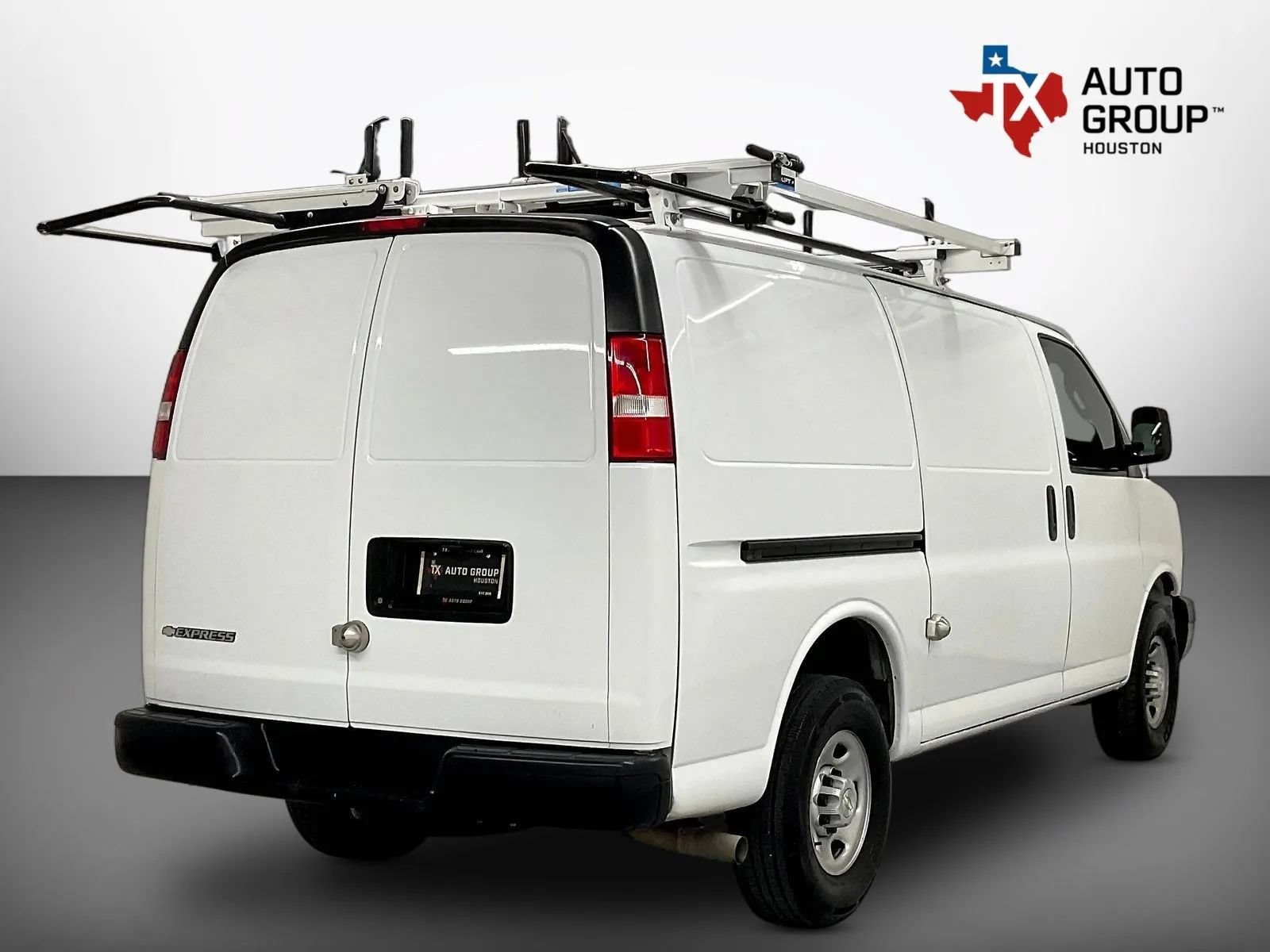 Used 2021 Chevrolet Express 2500 w/ Driver Convenience Package RWD image 4