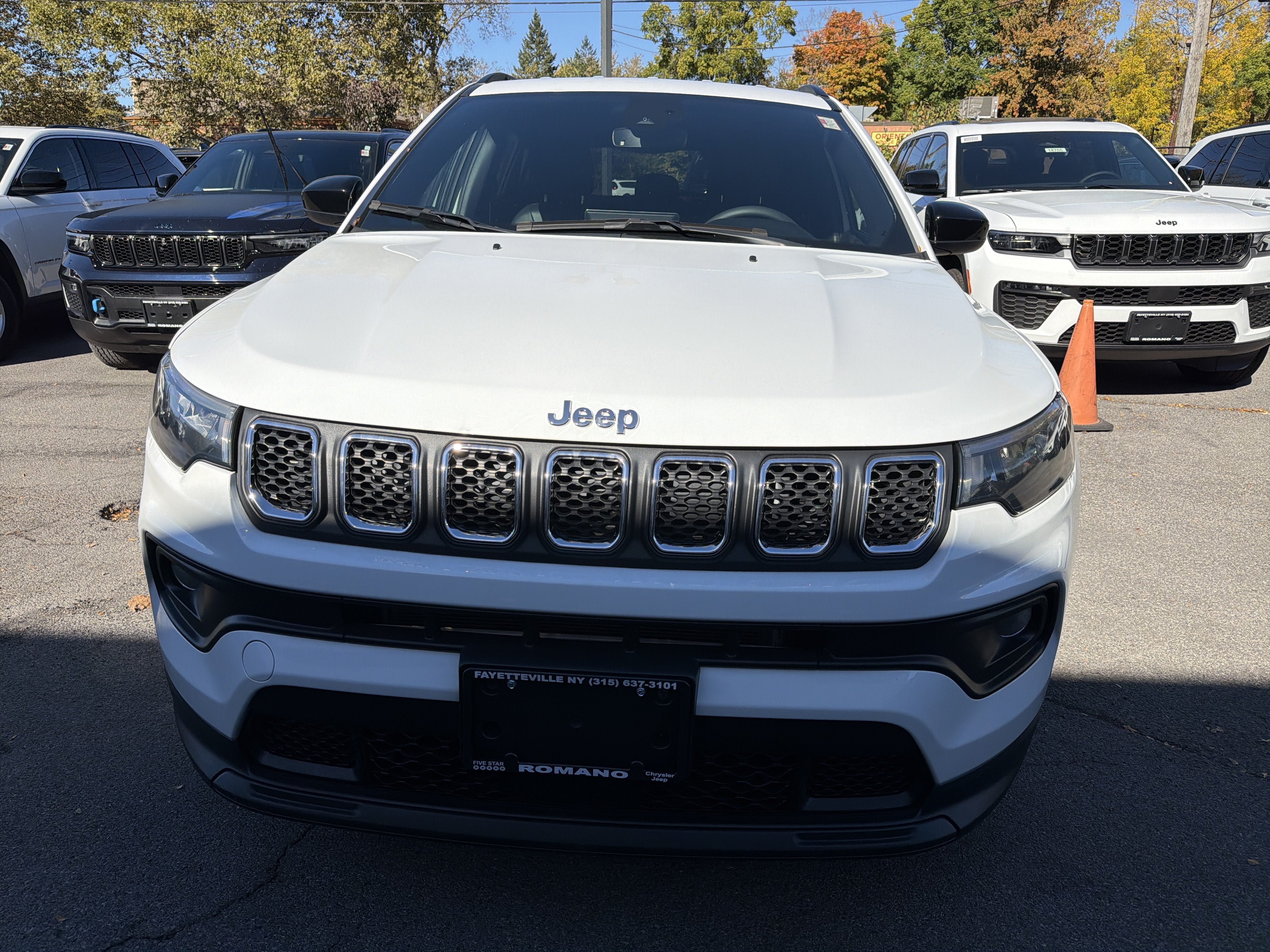 Used 2023 Jeep Compass Latitude AWD/4WD image 3