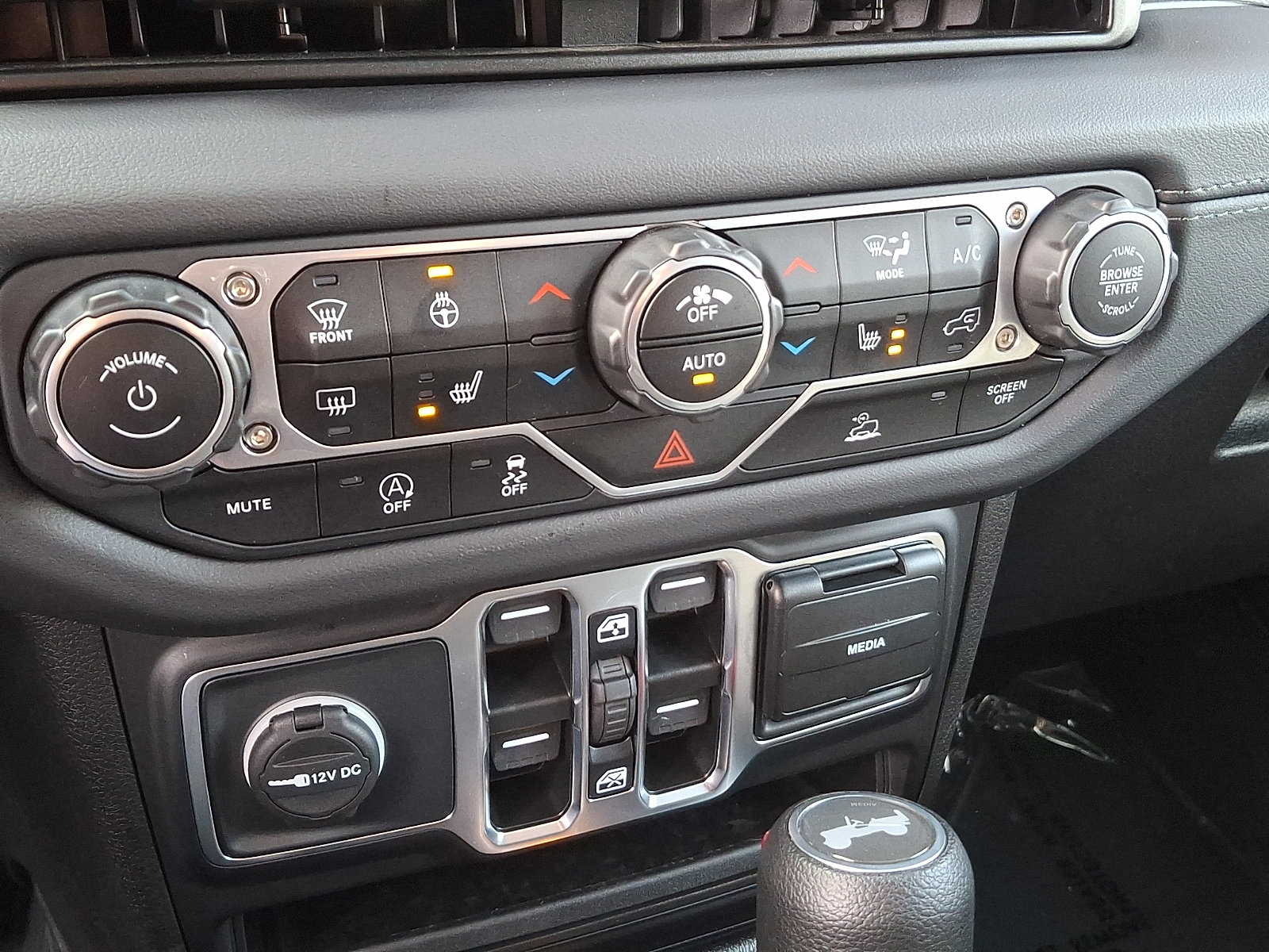 Used 2025 Jeep Wrangler Unlimited Sahara AWD/4WD image 15