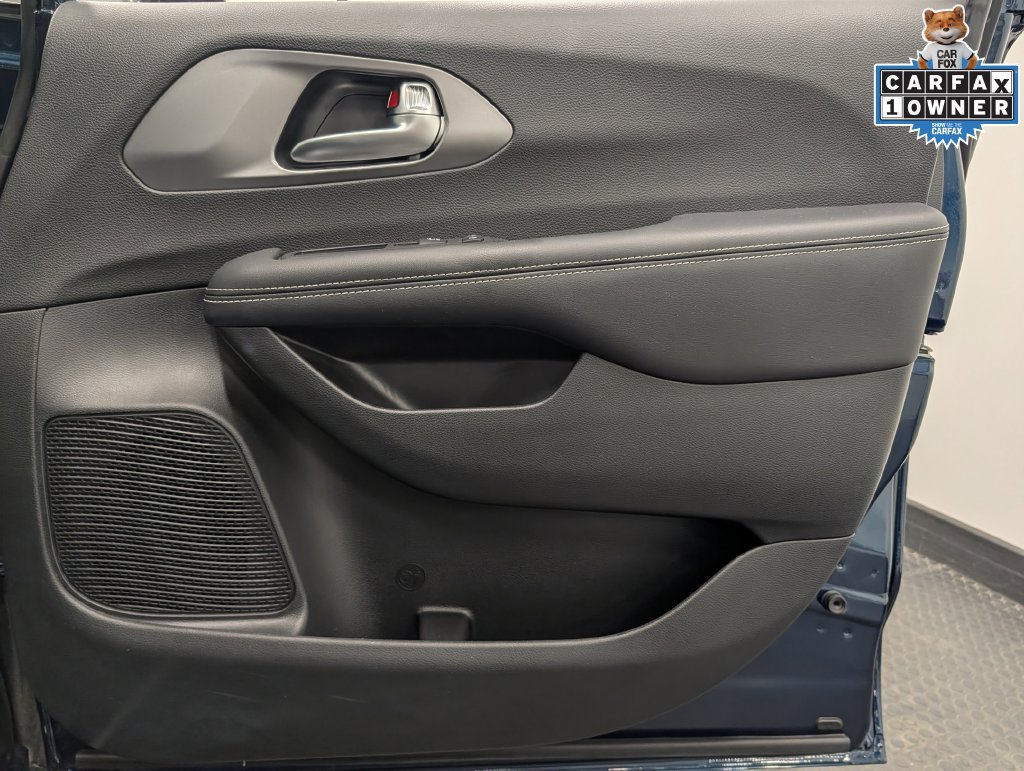Used 2025 Chrysler Pacifica Select FWD image 28