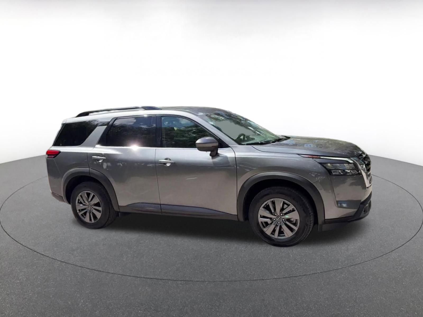 Used 2025 Nissan Pathfinder SV FWD image 2