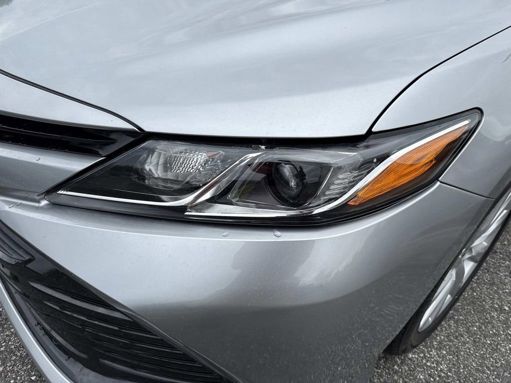 Used 2020 Toyota Camry LE image 10