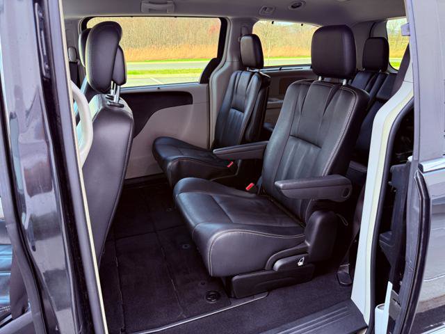 Used 2015 Chrysler Town & Country Touring FWD image 14