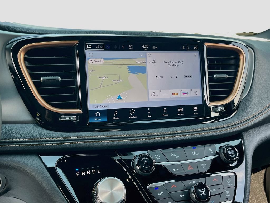 New 2027 Chrysler Pacifica Pinnacle w/ Theater Group FWD image 15