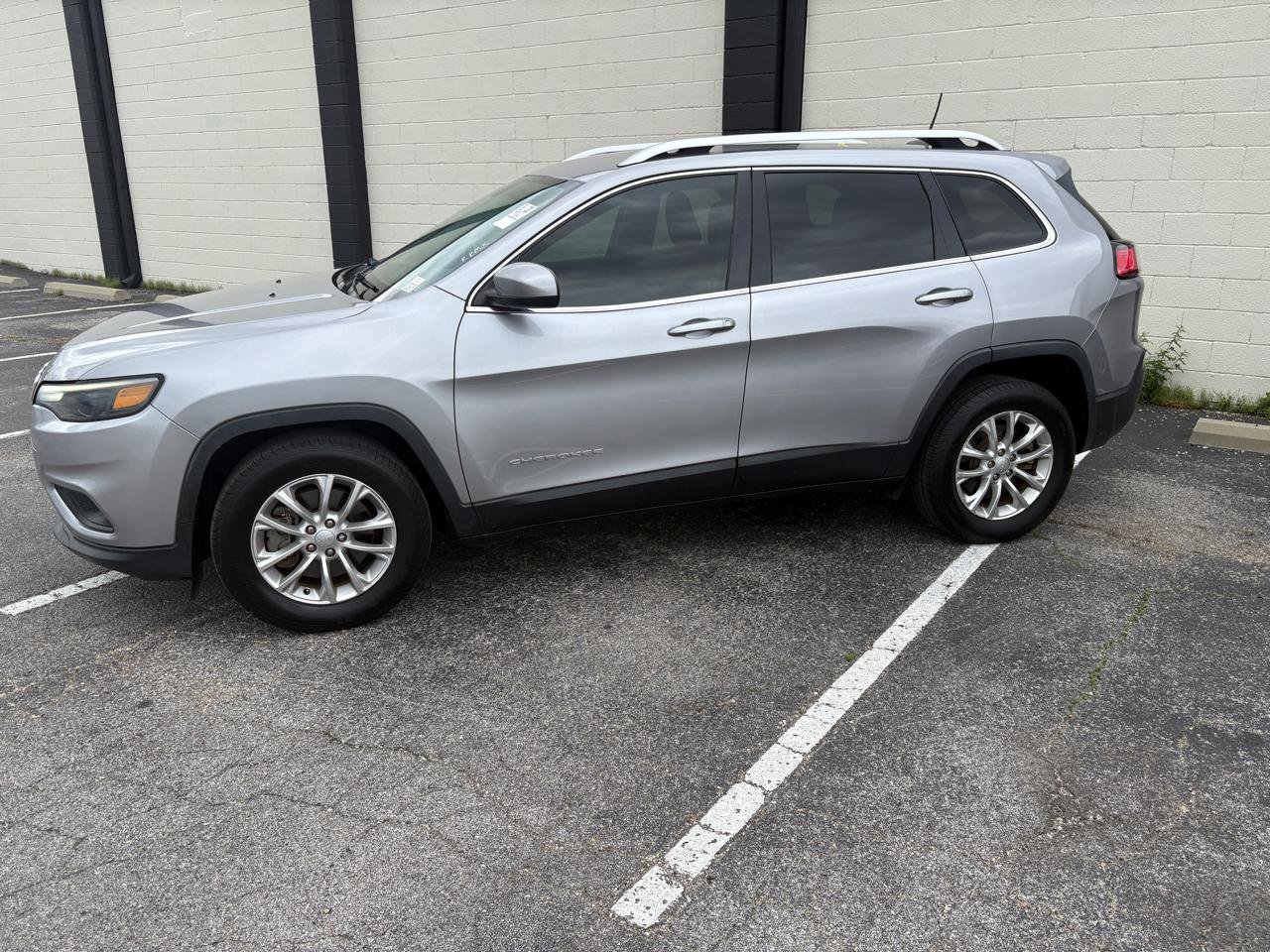 Used 2019 Jeep Cherokee Latitude w/ Popular Appearance Group image 2