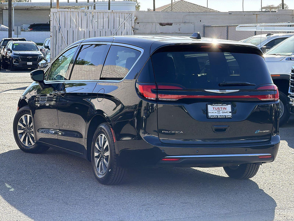 Used 2023 Chrysler Pacifica Touring-L FWD image 7