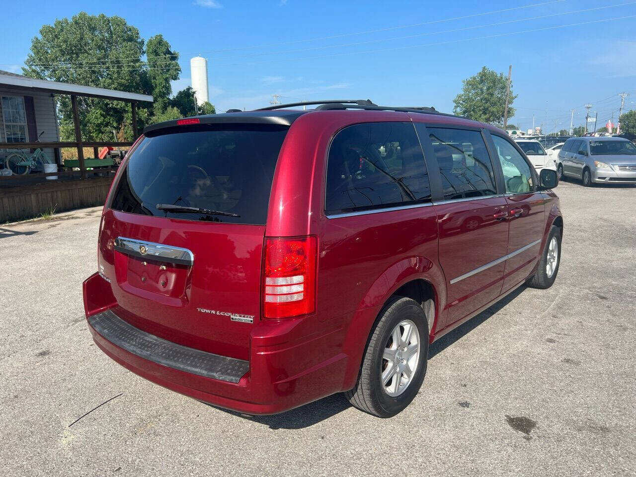 Used 2010 Chrysler Town & Country Touring image 9