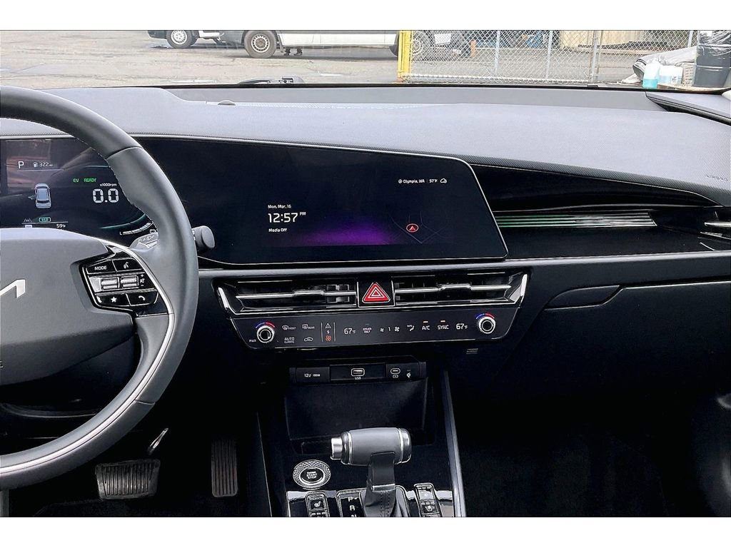 Used 2023 Kia Niro SX image 6