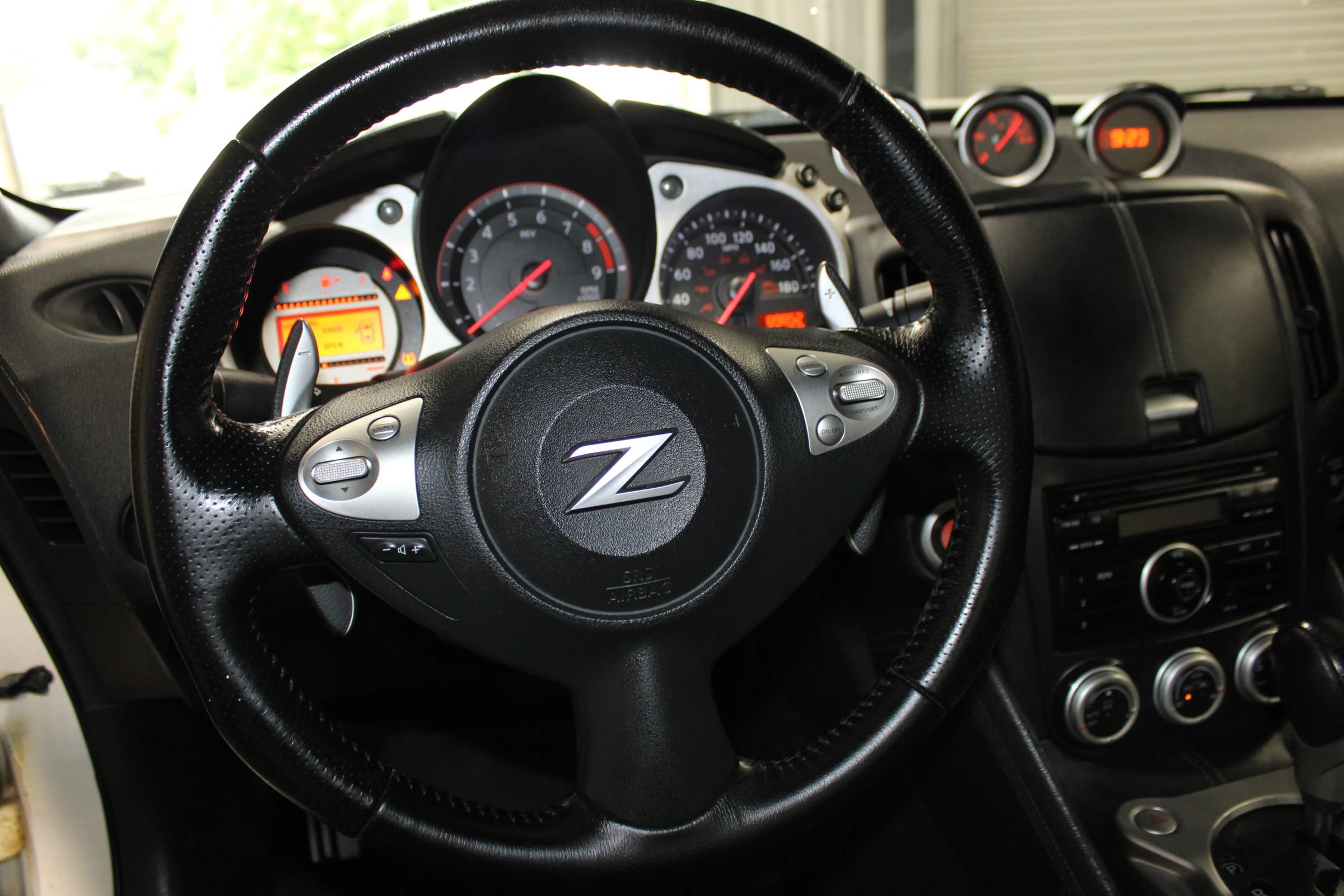 Used 2011 Nissan 370Z Coupe RWD image 10