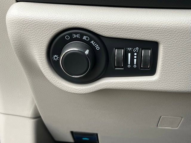 Used 2024 Chrysler Voyager LX FWD image 19