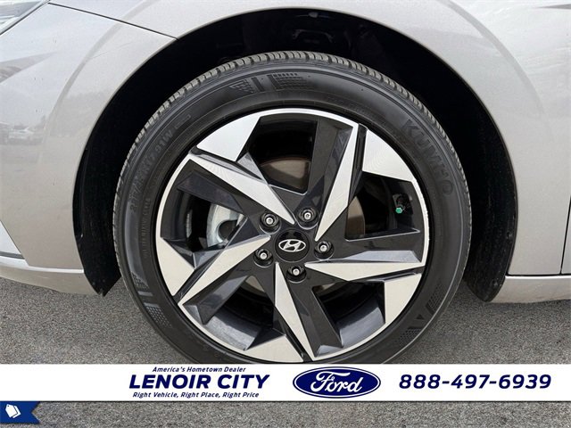Used 2023 Hyundai Elantra SEL w/ Convenience Package image 9